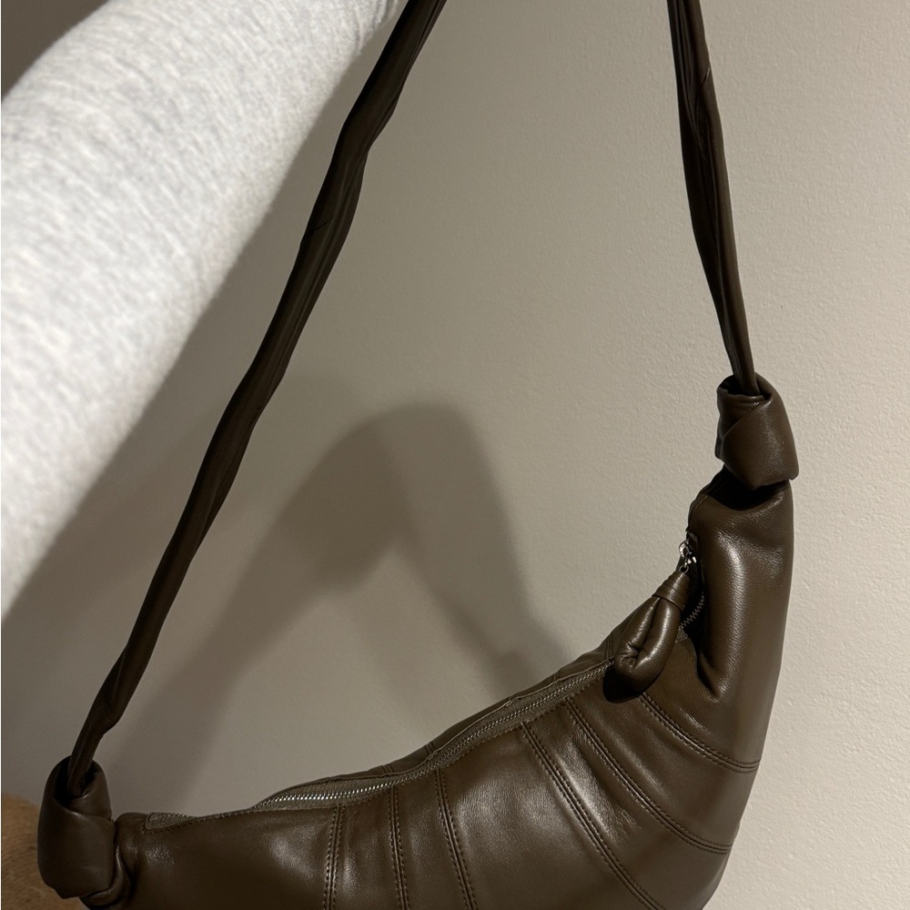 Lemaire Croissant Leather Bag in soft lambskin - Picture 5 of 15